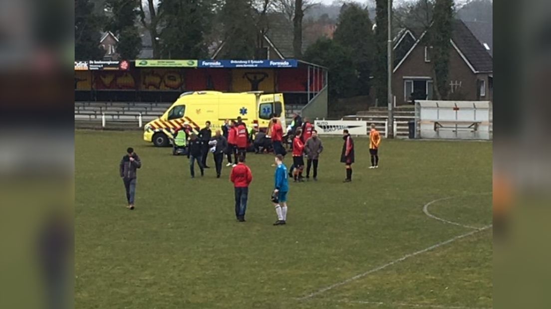 VAKO-speler Manzeza word per ambulance afgevoerd naar het ziekenhuis in Assen (Rechten: website VAKO)
