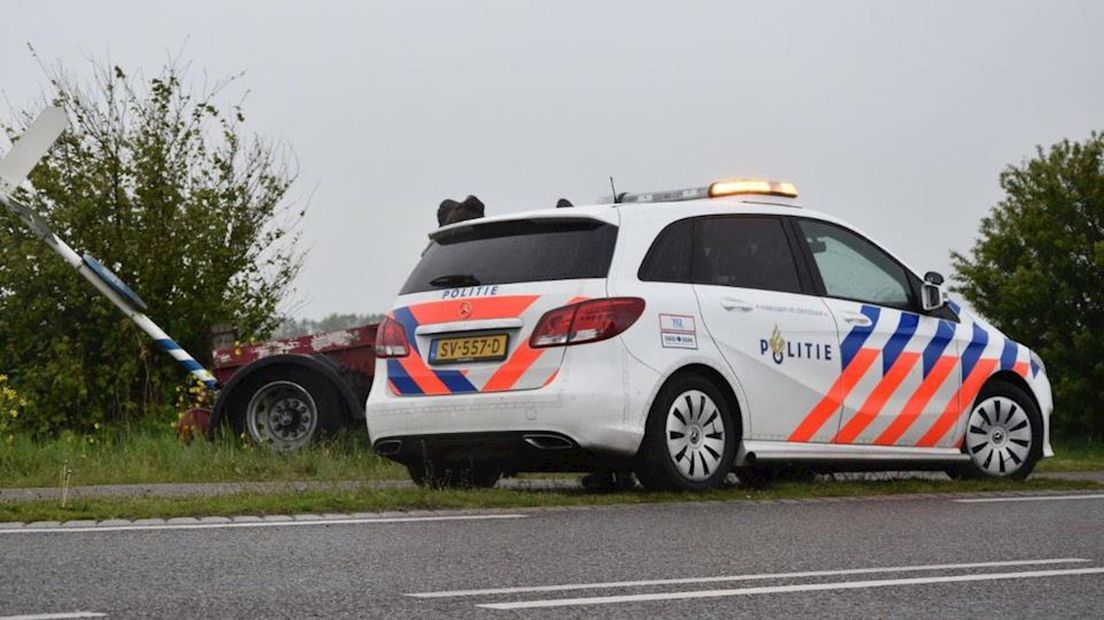 Aanhanger schiet los van vrachtwagen in Steenwijk