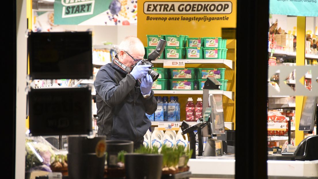 De politie deed ook onderzoek in de winkel.