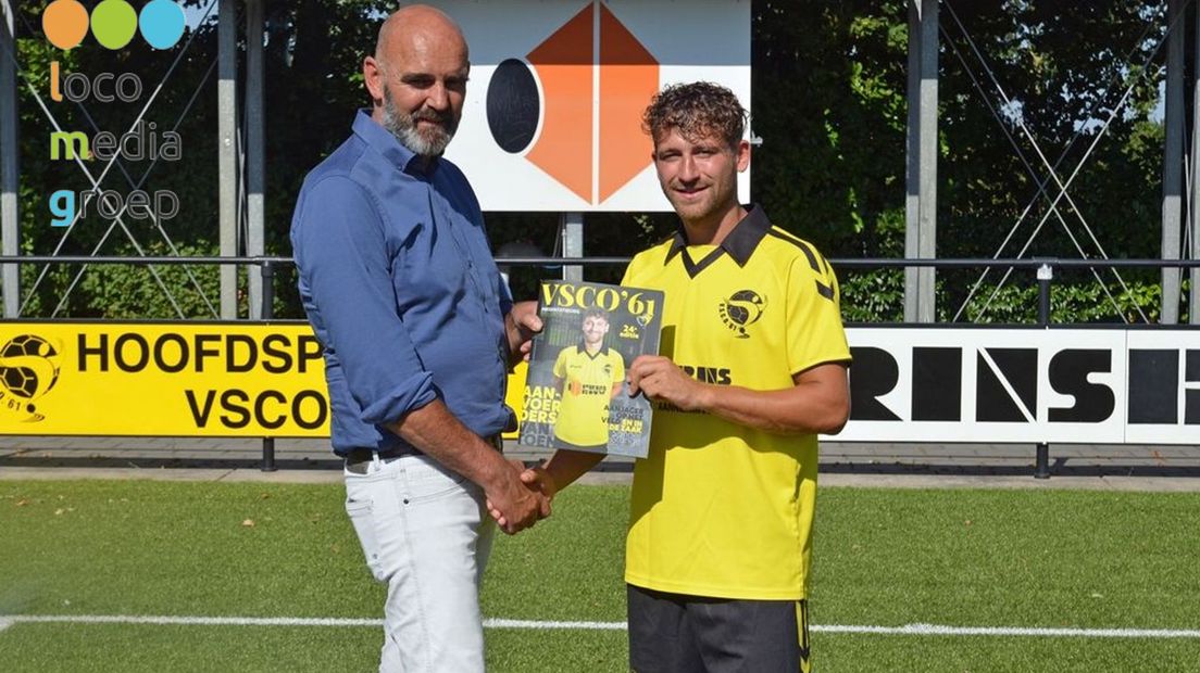 Wethouder Beert Flier neemt eerste exemplaar Presentatiegids VSCO'61 in ontvangst