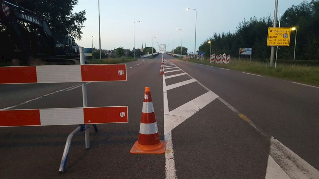 De Wilhelminabrug in Deventer is de komende weken afgesloten