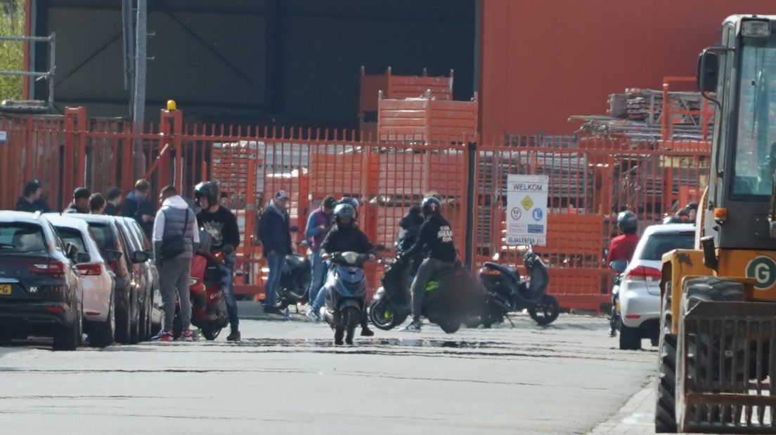 De scooter- en brommerrijders tijdens een stop op industrieterrein De Hoogte in Groningen