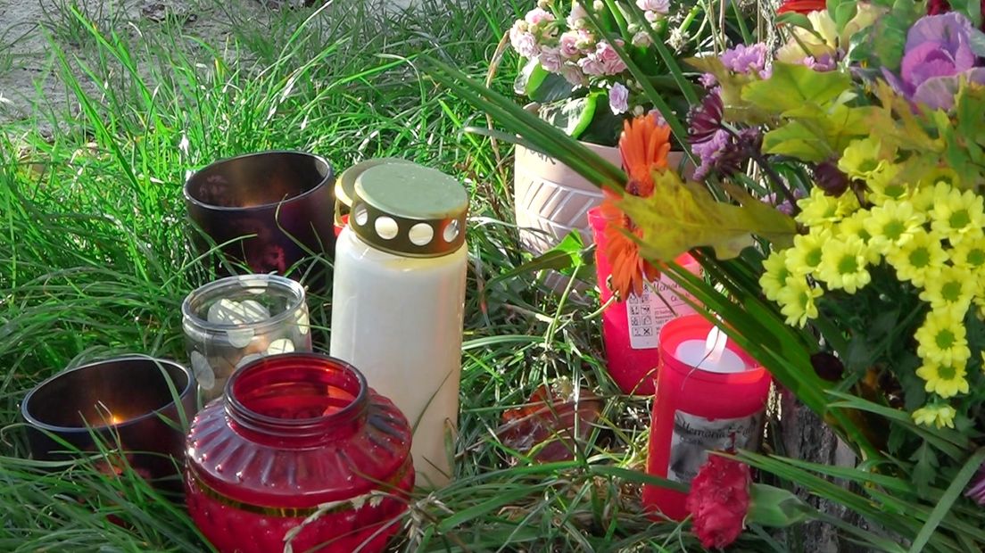 Kaarsen en bloemen op de plek bij het Stadsstrand waar Pawel Stawiarz overleed