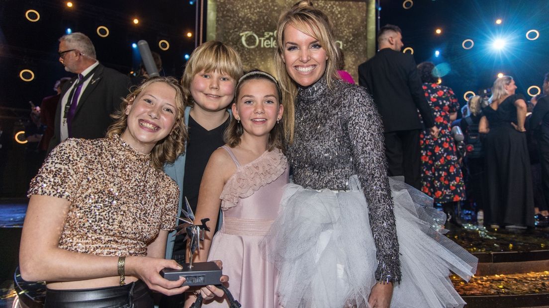 Presentatrice Anne-Mar Zwart met Kelsie, Olivier en Rose