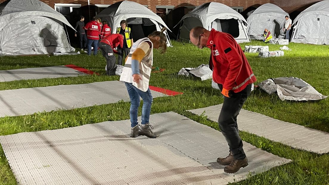De tenten worden in snel tempo opgezet