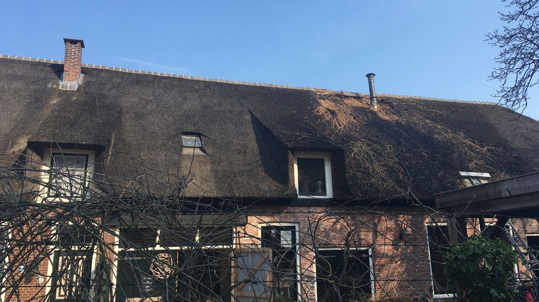 Omdat het een gebouw met een rieten dak was, werd er opgeschaald naar een middelbrand.