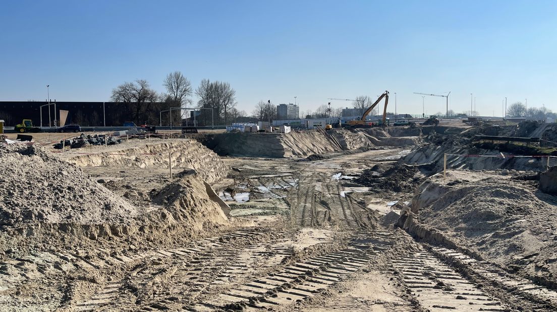 Er wordt zand afgegraven voor de aanleg van het nieuwe Julianaplein, op de achtergrond de tijdelijke route tussen Assen en Hoogezand