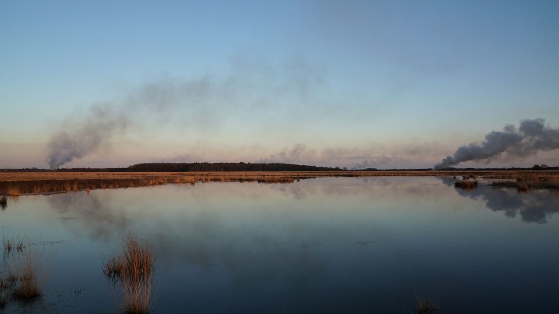 Rookpluimen van zes paasvuren, gezien vanaf het Hijkerveld