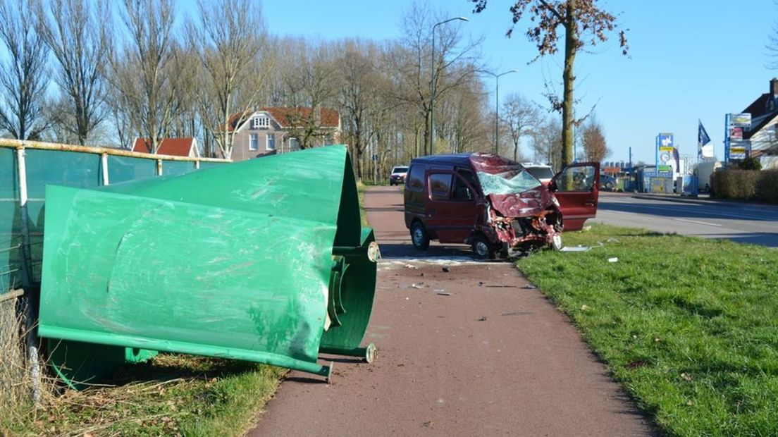 Het bushokje kwam na het ongeval enkele meters verderop terecht.