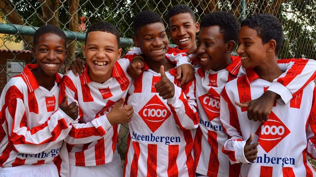 Braziliaanse jongens in het tenue van voetbalvereniging Neptunia uit Delfzijl