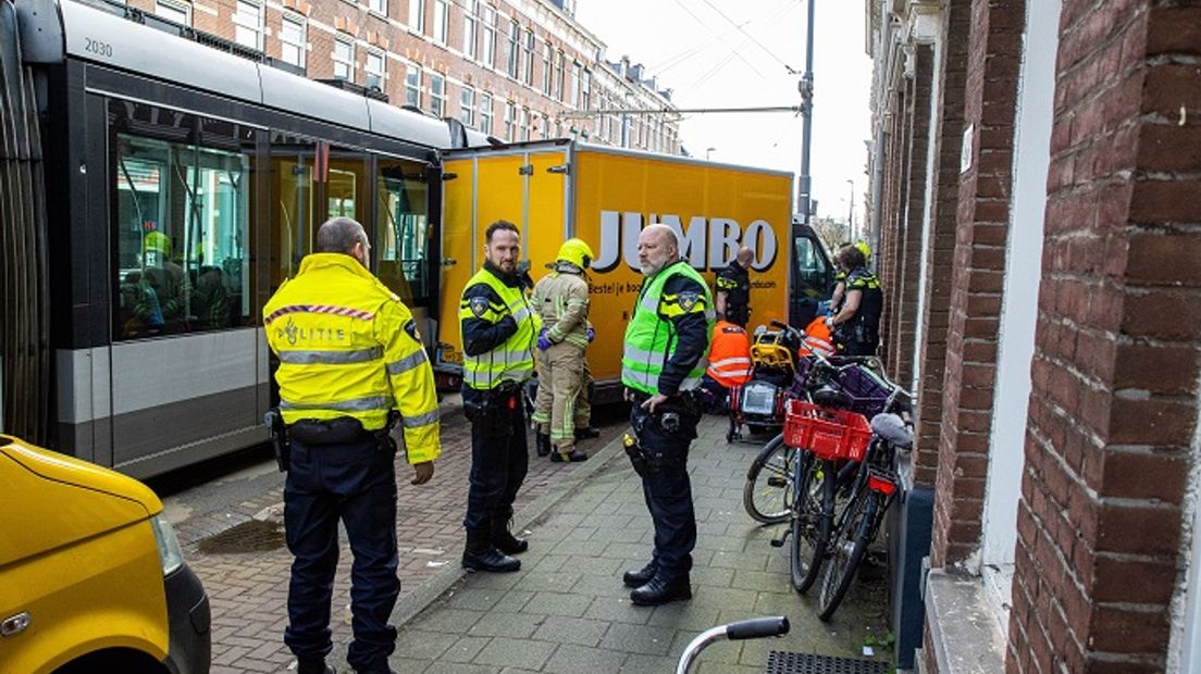 Berkel driver’s health fails, leading to death | Severe injury to passerby in North Rotterdam tram-bus crash