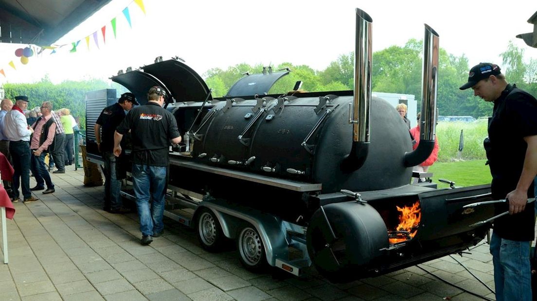 Vlees suddert op grootste barbecue van Nederland