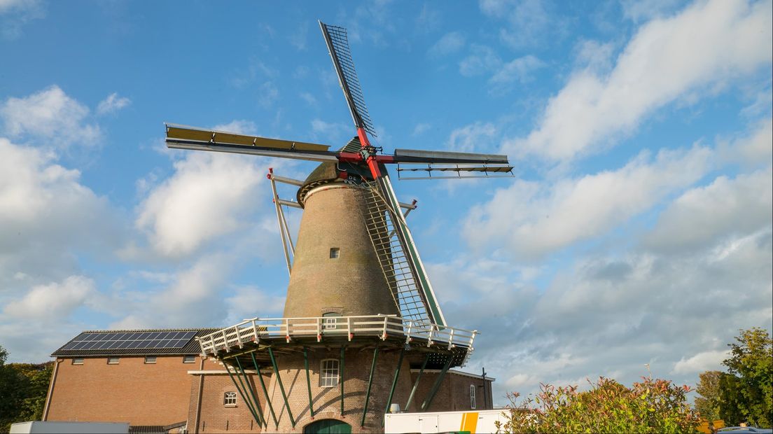 De molen in Oude Molen staat vanwege het ongeval met dodelijke afloop in de rouwstand