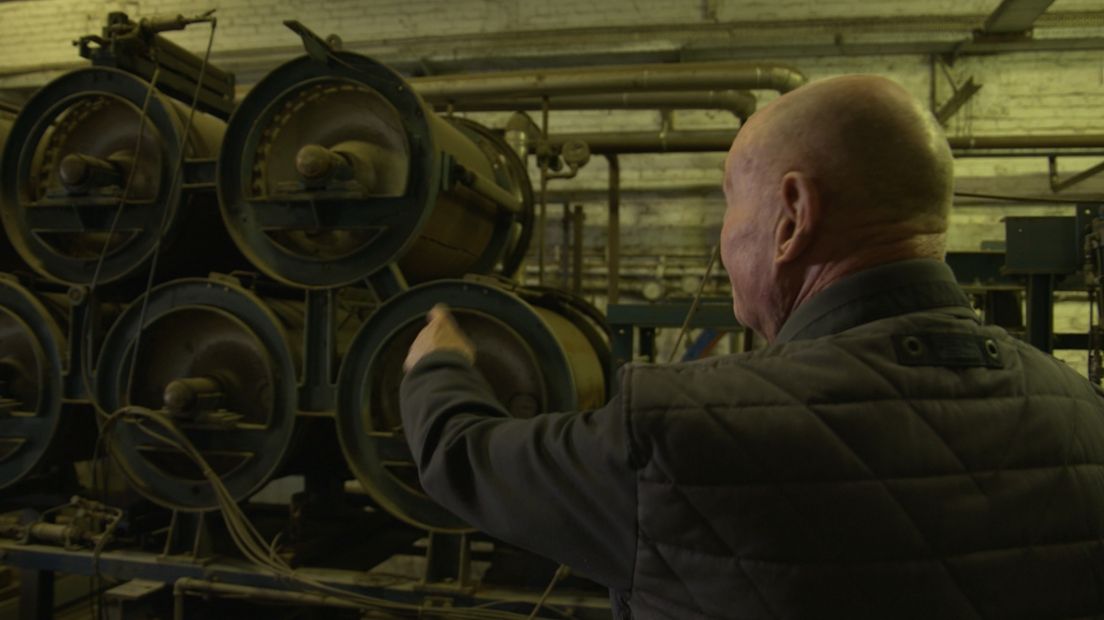 Jan Dik legt uit hoe papiermachines werkten