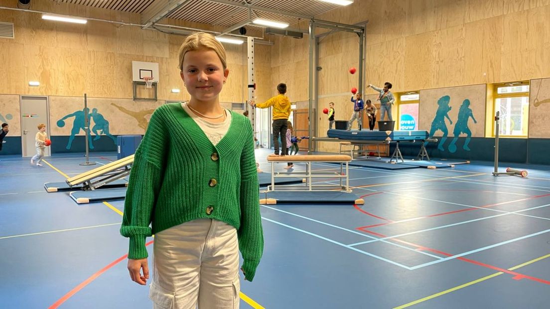 Luna (11) in de nieuwe gymzaal