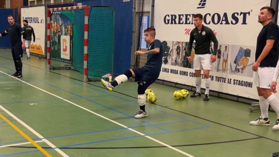 Alexis Leal tijdens de warming up van Leekster Eagles