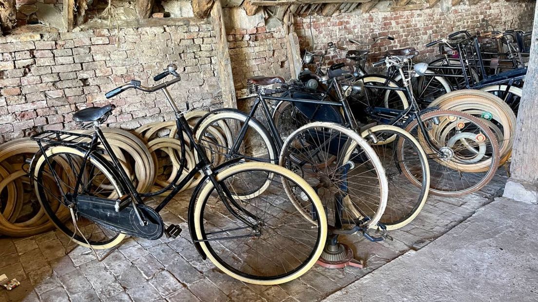 Oude fietsen op een rij