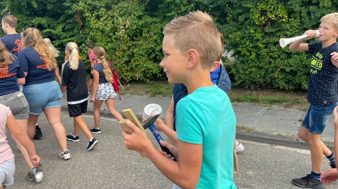 Thijmen en zijn zelfgemaakte instrument