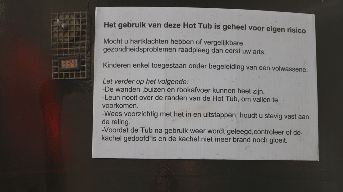 De vrienden hebben officiële regels opgesteld voor de hot tub (Rechten: Dylan de Lange/RTV Drenthe)