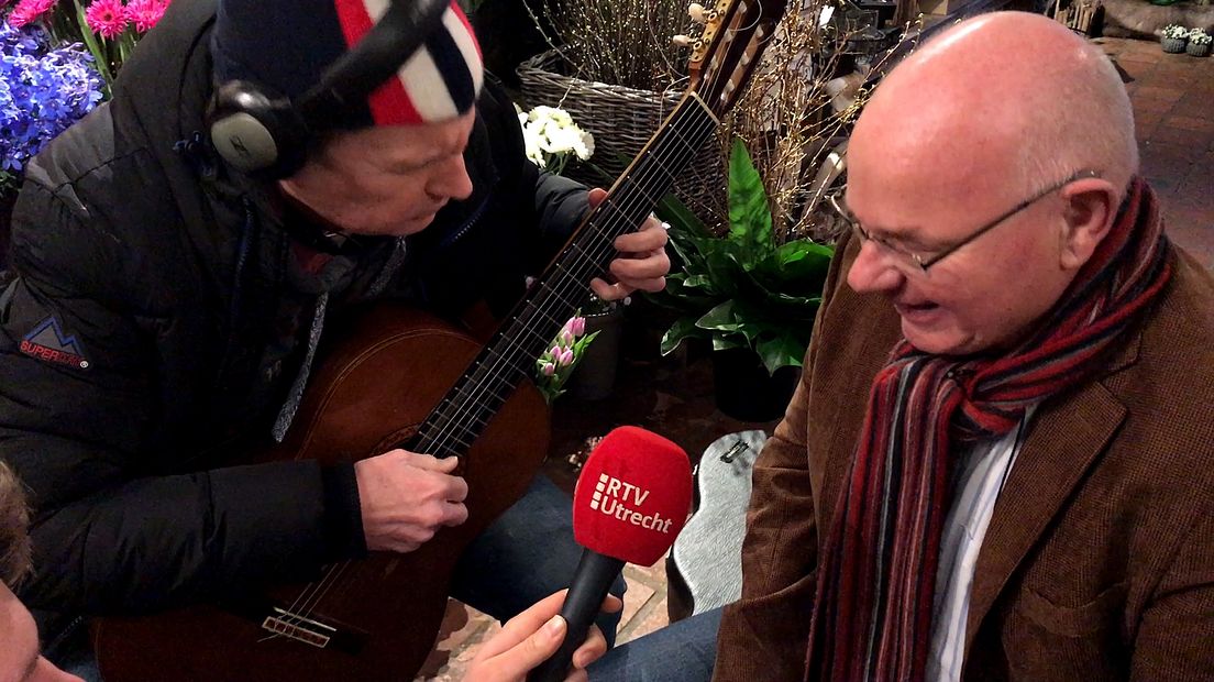 Wil oefende vooraf met verslaggever en gitarist Robert Jan Booij in een bloemenwinkel in Maarssen.