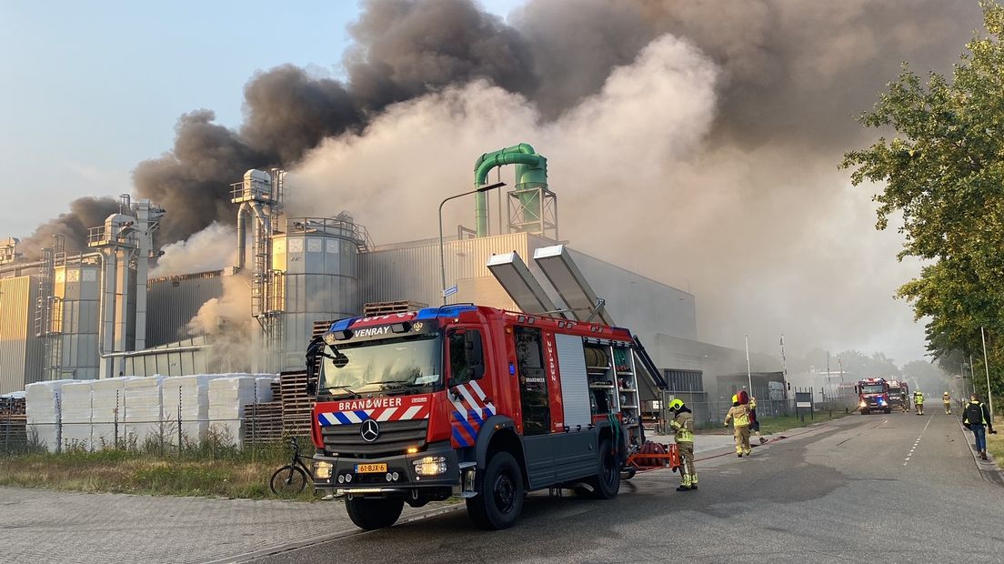 De brandweer blust de grote brand in Venray