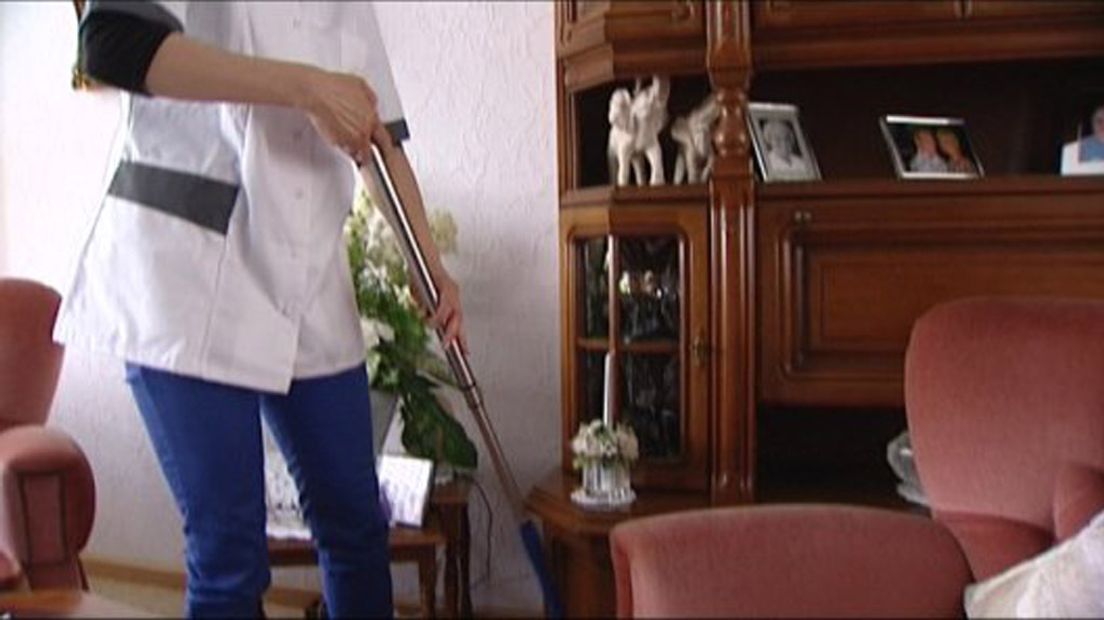 TSN Thuiszorg heeft van 27 thuiszorgmedewerkers uit Berkelland het ontslag ingetrokken. Dat zegt Wim van der Hoorn van FNV Zorg en Welzijn. In totaal had TSN Thuiszorg voor 87 medewerkers ontslag aangevraagd, omdat de gemeente Berkelland de schoonmaak van het huis niet meer wil vergoeden. De helft van de vaste medewerkers zou nu alsnog kunnen blijven. TSN kan vandaag nog niet reageren en geeft aan begin volgende week meer duidelijkheid te kunnen geven aan de medewerkers.