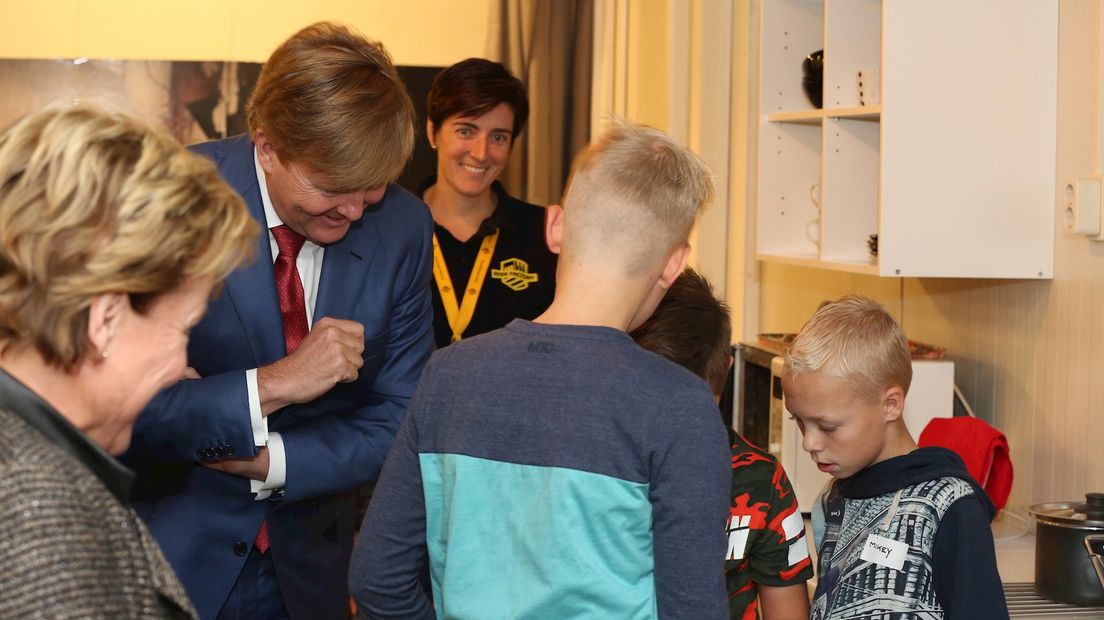 Koning Willem-Alexander op bezoek bij de brandweer in Enschede