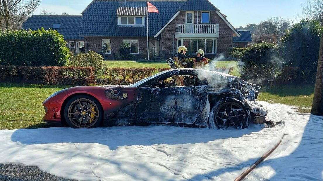 Ai... Ferrari vliegt tijdens het rijden in brand in Ambt Delden