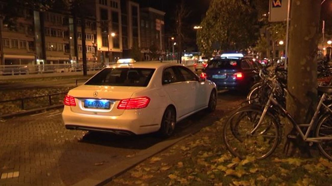 De politie in Arnhem heeft zaterdagavond bij een grootscheepse taxicontrole vier chauffeurs verboden verder te rijden. Een van hen kreeg bovendien boetes van totaal 2700 euro.