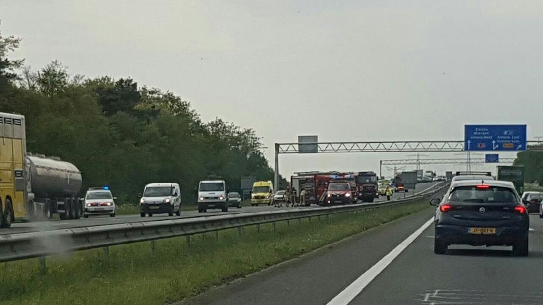 Auto en vrachtwagen botsen op elkaar op A35 bij Bornerbroek