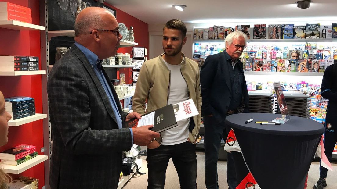 Zeeuws Feyenoordboek overhandigd aan Feyenoorder Bart Nieuwkoop