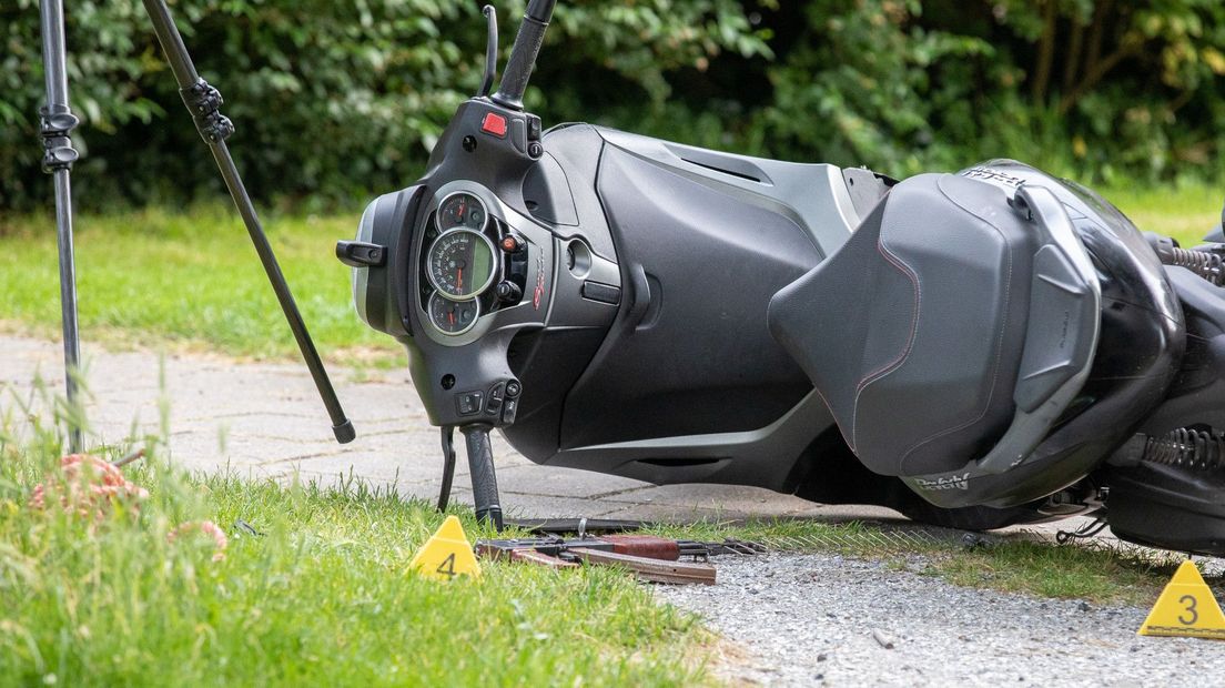 Even na de beschieting werd een motorscooter en een automatisch wapen gevonden