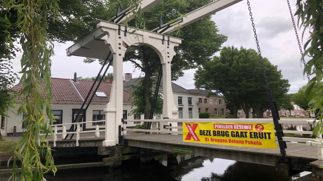 Aan een brug hangt een spandoek voor de demonstratie