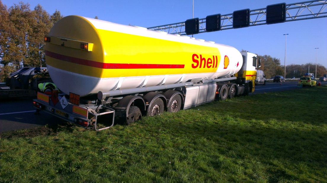 De A1 bij Twello is weer vrij, nadat een tankwagen van Shell daar woensdagochtend was gestrand.Het voertuig was met een klapband in de berm beland.