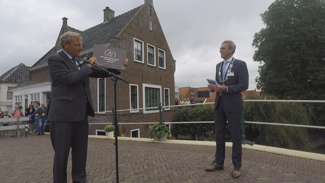 ANWB-directeur Frits van Bruggen met het bord