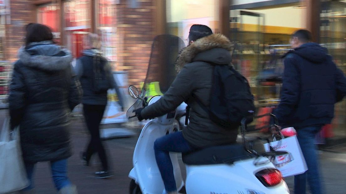 Scheurende scooters in Enschedese binnenstad