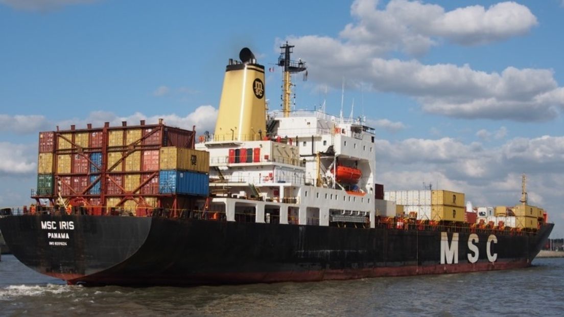 Containerschip even vast in Nauw van Bath