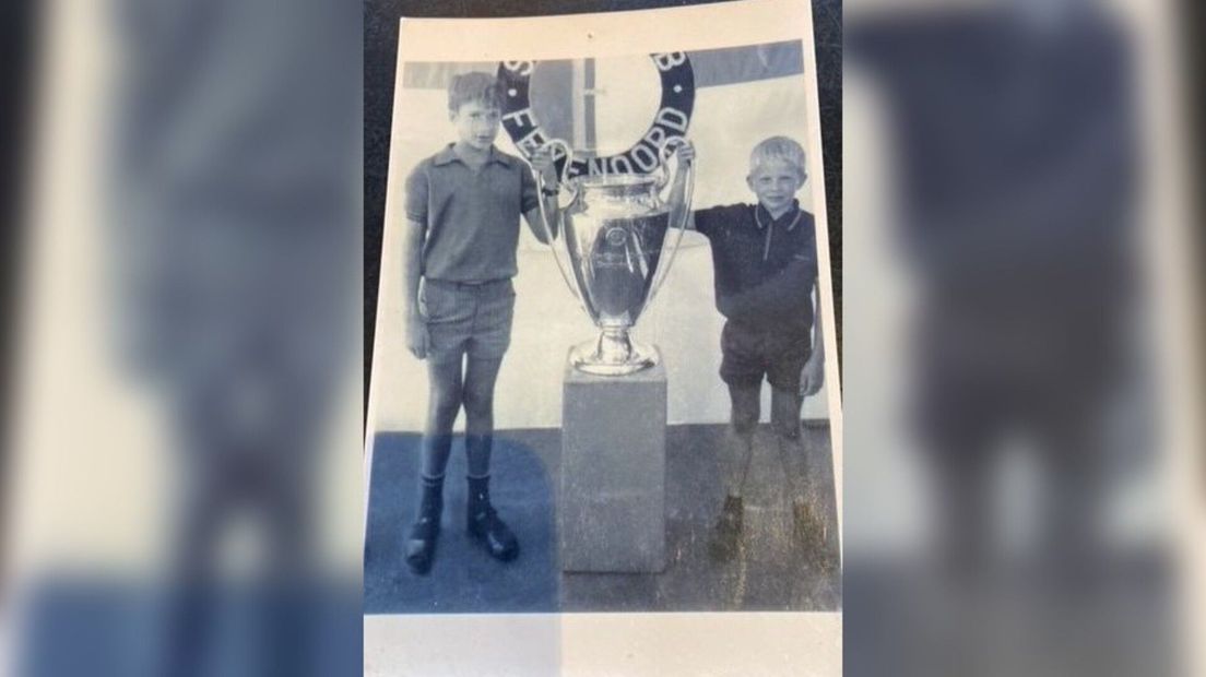Marius en Ronald de Nobel in 1970 met de Europacup