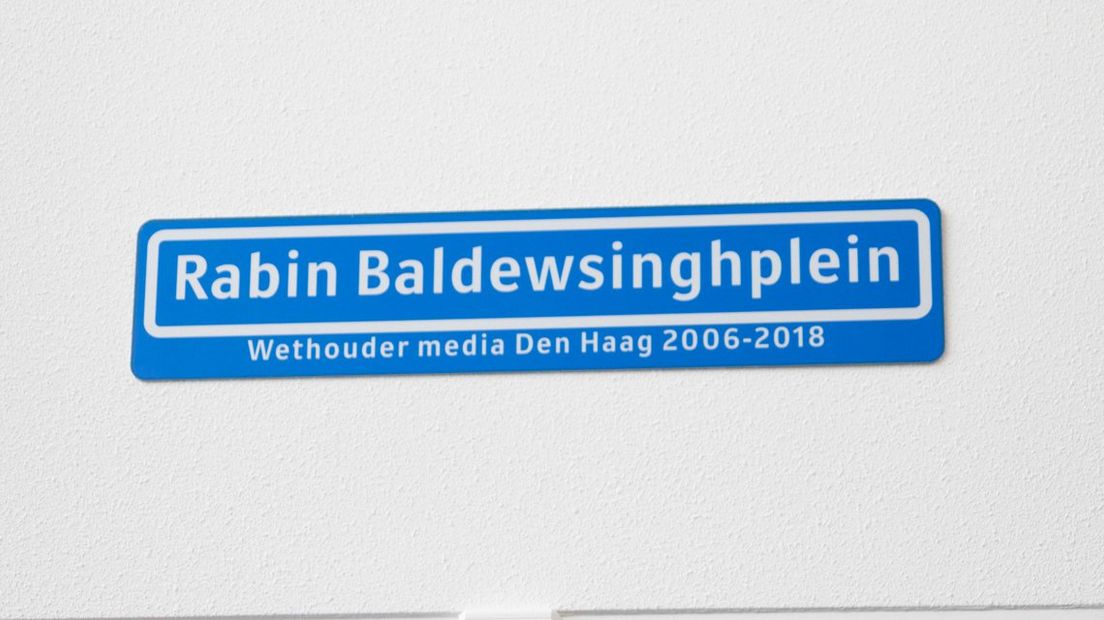 Rabin Baldewsingh krijgt eigen straatnaambordje bij Den Haag FM 