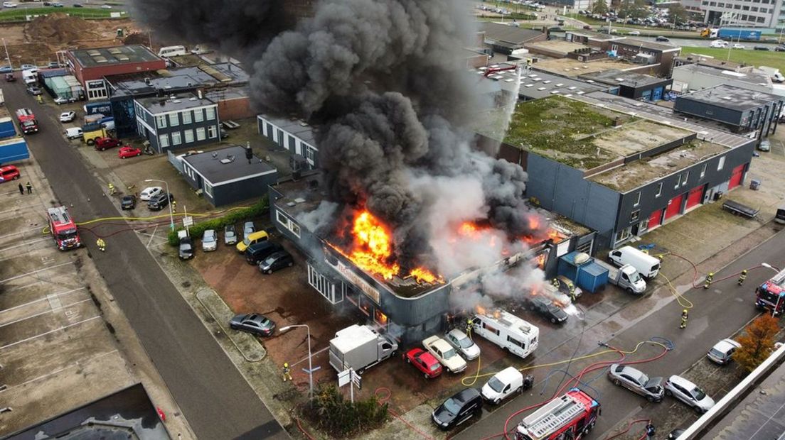 Brandweer nog uren aan het blussen in Nijmegen, pand is verloren