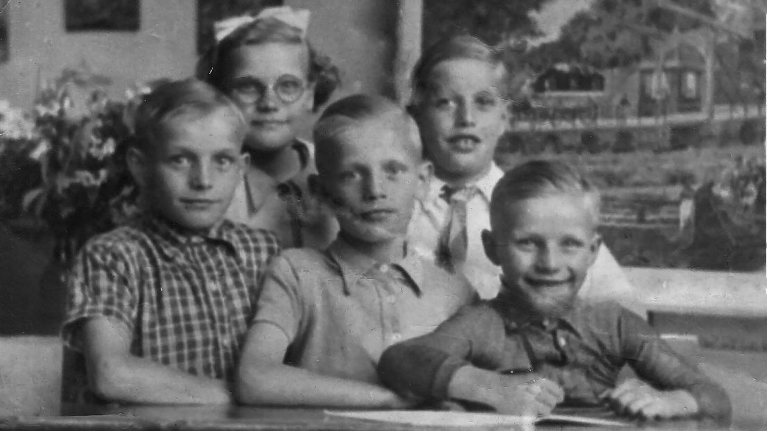 Henk Terink (10 jaar, midden) met zijn broers en zus, circa 1943. Bron: Privéarchief