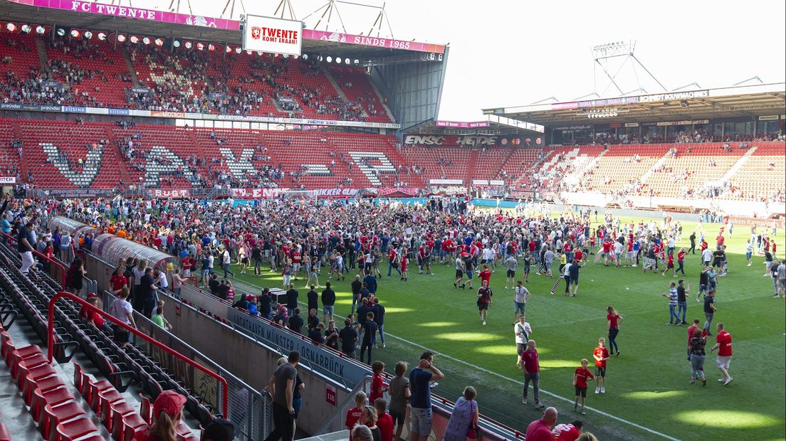 Supporters van FC Twente betraden massaal het veld na de kampioenswedstrijd tegen Jong AZ