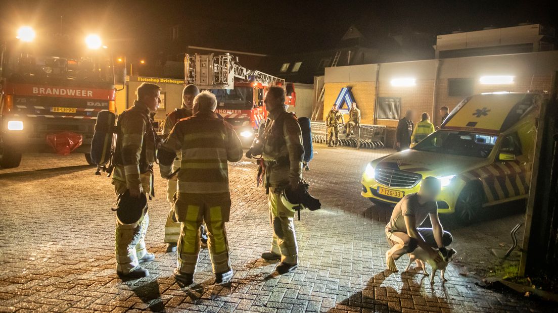Twee mensen en een hondje gered van dak door de brandweer.