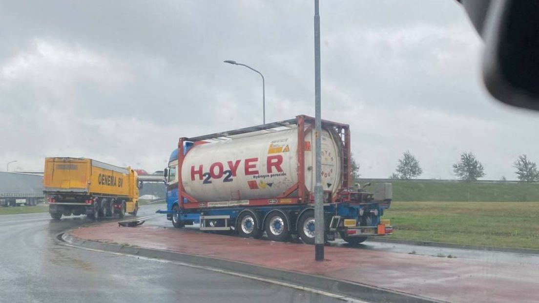 De trailer is losgekomen van de vrachtwagen, bij de rotonde in Veendam