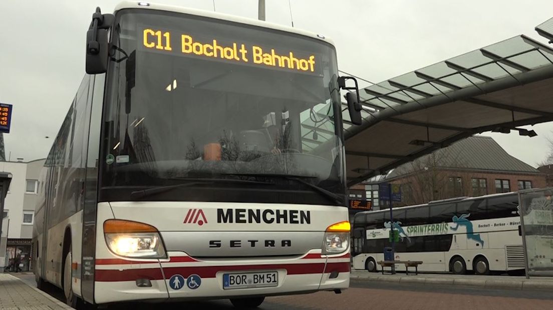 Met de bus van Aalten naar Bocholt. Sinds begin december is dat mogelijk. 'Buren in Europa' nam de bus en vroeg passagiers en politici of de nieuwe lijn een beetje bevalt.
