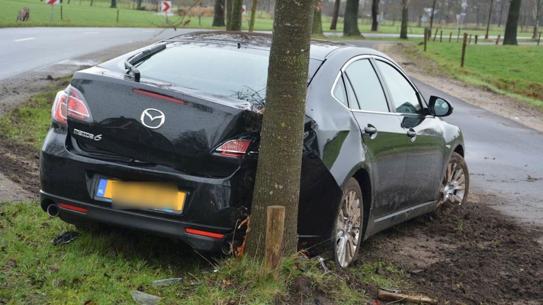Auto botst tegen boom in Enschede