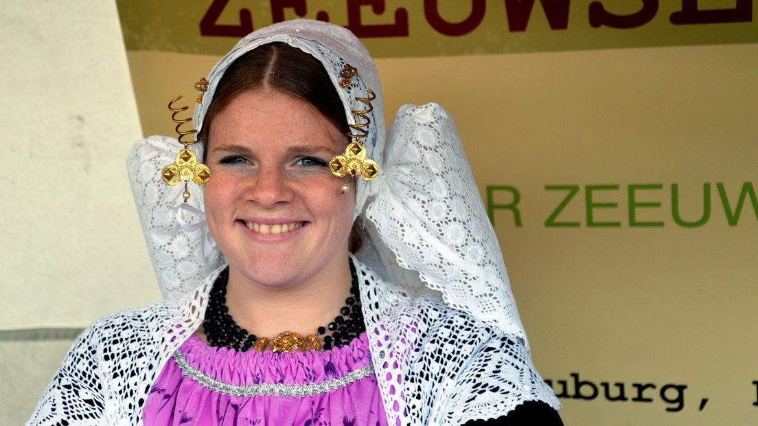 Zeeuws meisje in klederdracht op de markt