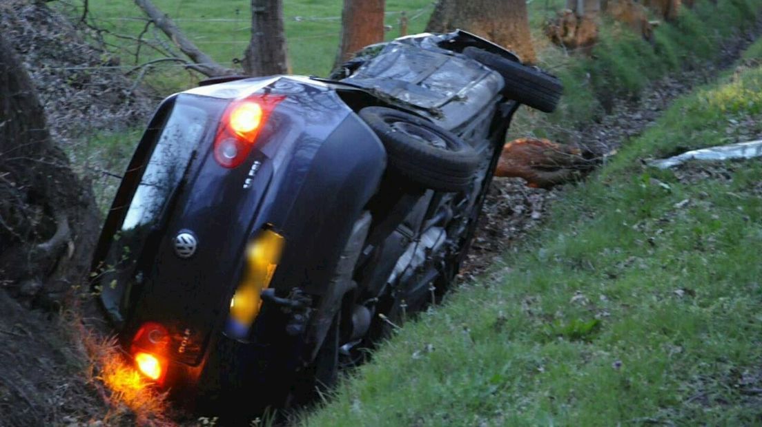 Auto in de sloot in Wierden