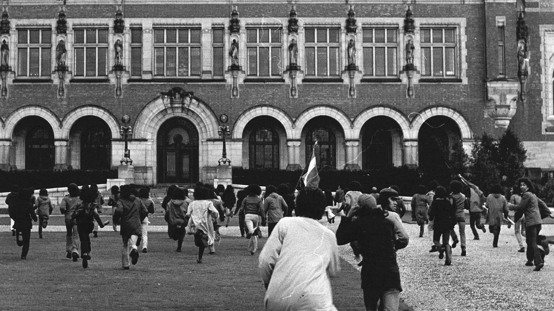 Zuid-Molukkers bestormen het Vredespaleis tijdens een protestmars, 27 december 1974