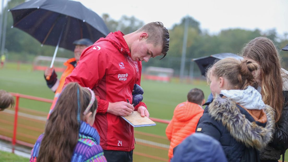 Oosterwijk deelt doorweekt handtekeningen uit aan jonge supporters
